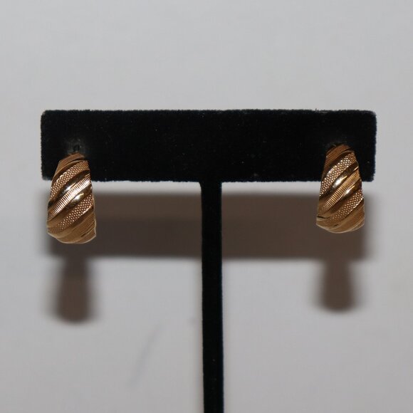 Beautiful vintage gold textured hoop earrings .75" - Picture 1 of 5